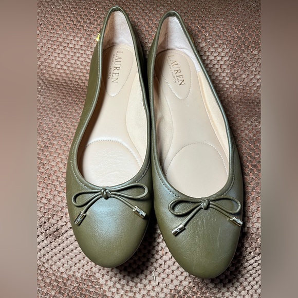 LRL Lauren Ralph Lauren Jayna Botanic Green Leather Flats with gold bow charm - Picture 2 of 6